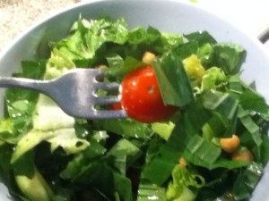 Amongst the romaine hearts, cucumber slices, cherry tomatoes and chick peas the plantain is less grassy. The bitter taste blends with the tart tomatoes very pleasantly. Overall, I like it. 