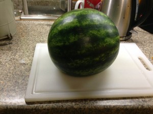 Simply roll the melon onto the flat surface. Et voila! Your melon is in a stable configuration.